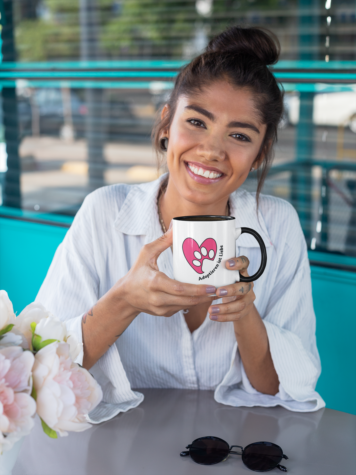 Zweifarbige Tasse: "Adoptieren ist Liebe"