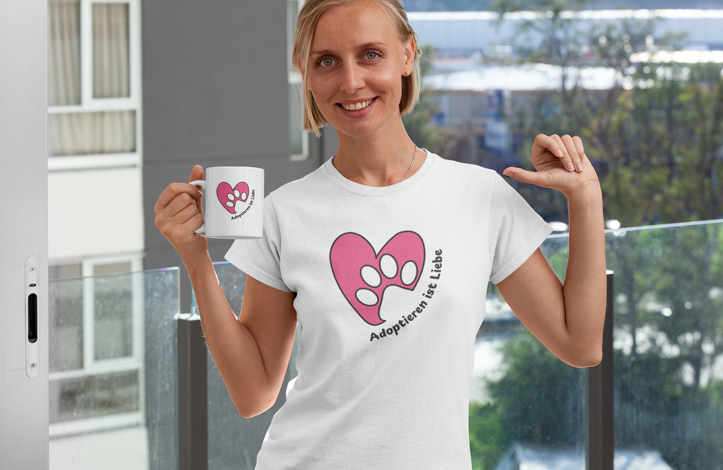 Damen T-Shirt: "Adoptieren ist Liebe"