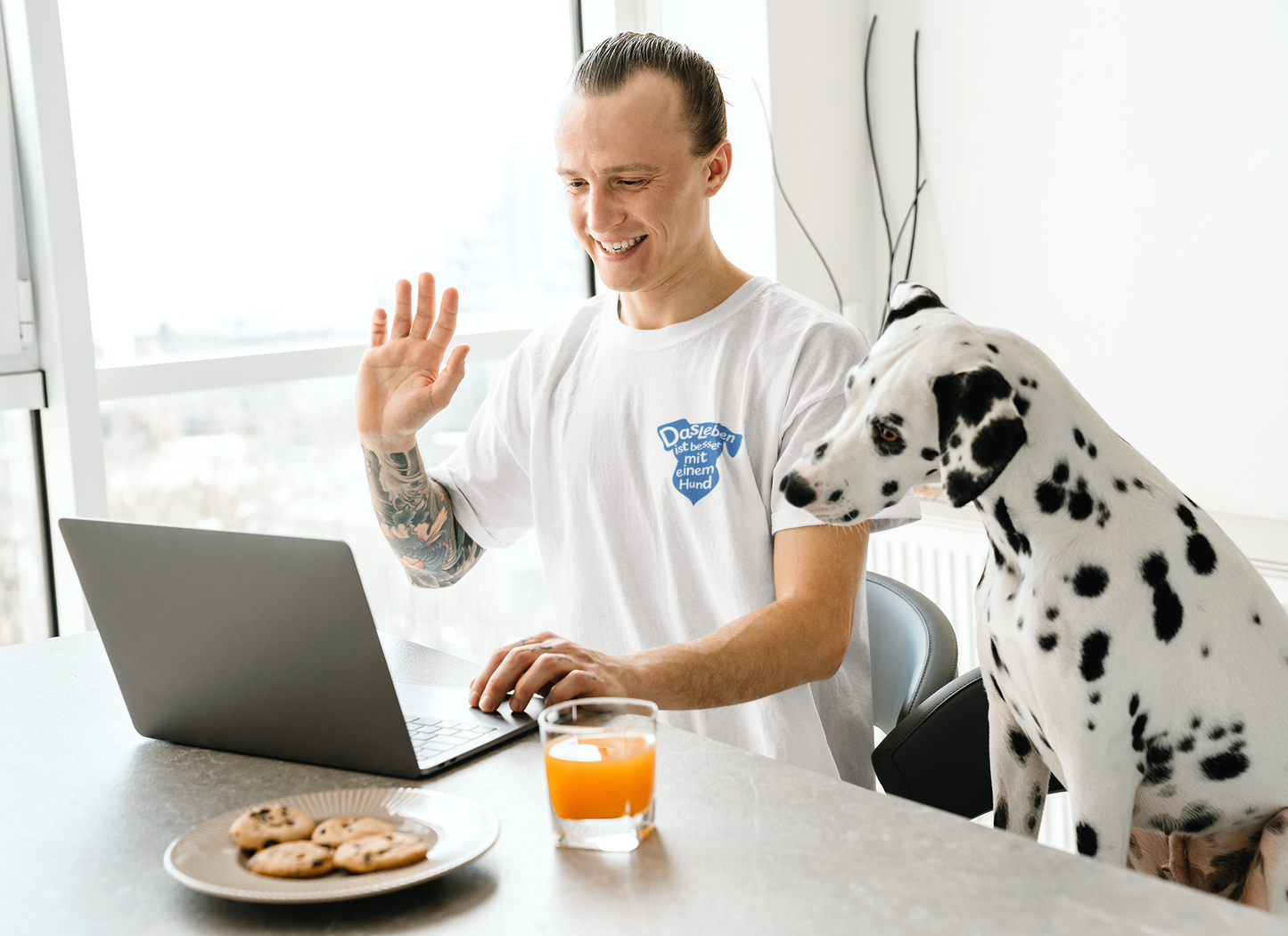 Herren T-Shirt: "Das Leben ist besser mit einem Hund"